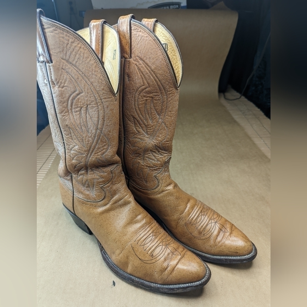 Justin Boots style 2530 men's 11.5B Tan distressed leather classic Western cowbo